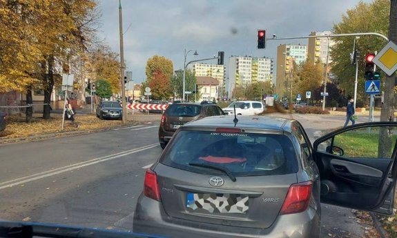Zdjęcie szarej toyoty na skrzyżowaniu, zrobione z innego samochodu