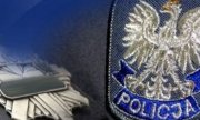 odznaka policyjna oraz orzeł i napis policja na czapce policyjnej