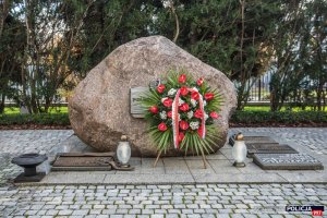 Obelisk „Poległym Policjantom - Rzeczpospolita Polska”  i umieszczony przed nim wieniec oraz ustawione znicze.