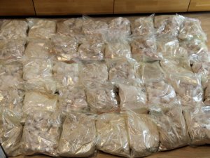 Zabezpieczone narkotyki przez policjantów w foliowych woreczkach