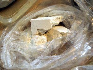 Zabezpieczone narkotyki przez policjantów w foliowym woreczku
