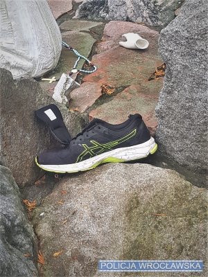 Na zdjęciu but sportowy, który zatrzymany mężczyzna pozostawił na miejscu zdarzenia.