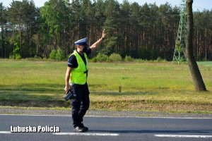Policjant ruchu drogowego dający sygnał do zatrzymania