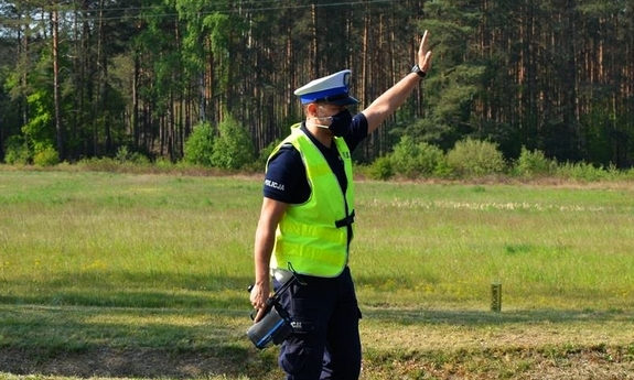 Policjant ruchu drogowego dający sygnał do zatrzymania