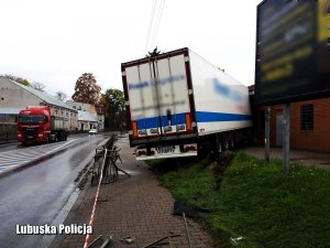 zdjęcie ukazujące samochód ciężarowy, który wjechał w budynek