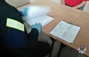 policjant sporządza dokumentację procesową w obecności sprawcy