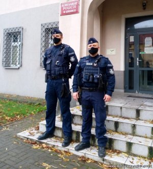 dwaj policjanci stoją na tle budynku Komisariatu Policji w Lubawce