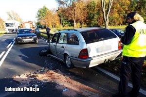 policjantka prowadzi oględziny pojazdów