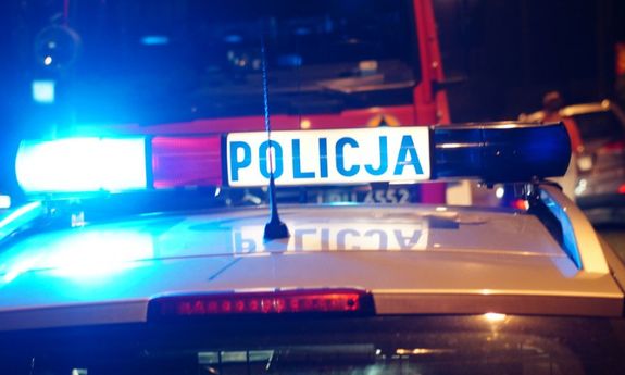 napis policja na radiowozie policyjnym