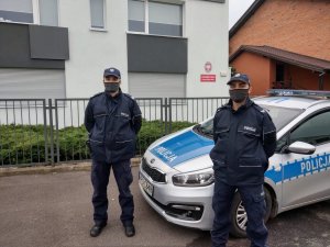 Policjanci którzy pomogli starszej osobie