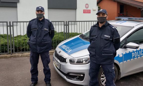 Policjanci którzy pomogli starszej osobie