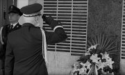Generał inspektor Jarosław Szymczyk oddaje honor przed tablicą poległych policjantów