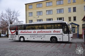 ambulans do pobierania krwi, w tle budynek