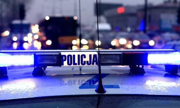 napis policja na radiowozie policyjnym