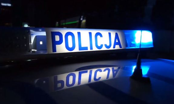 napis policja na radiowozie policyjnym