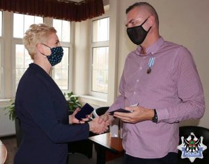 Na zdjęciu aspirant sztabowy Radosław Dobosz odbiera odznaczenie.