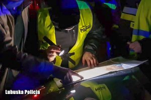 policjanci przeglądają mapę