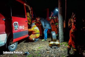 strażacy i policjanci sprawdzają sprzęt