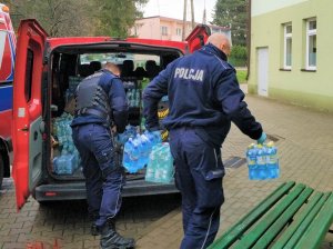 policjanci przekazują artykuły spożywcze szpitalowi