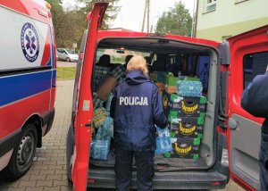 Policjant wyciąga rzeczy z samochodu