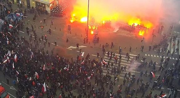 widok z kamery monitoringu na atak na policjantów zabezpieczających Marsz Niepodległości w Warszawie przy rondzie de Gaulle’a z 11.11.2020 r.