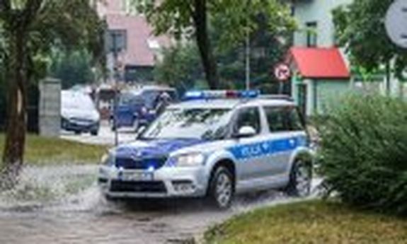 napis policja na radiowozie policyjnym