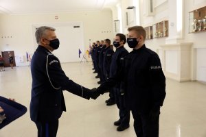 Komendant KWP w Lublinie przekazuje legitymacje nowoprzyjętemu policjantowi