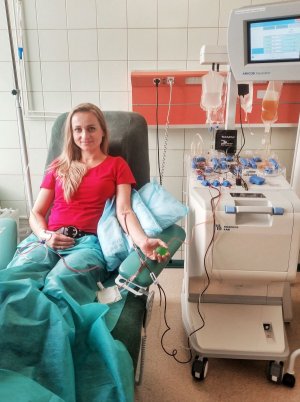 Anna Banaszewska-Jaszczyk siedzi na fotelu i jest podłączona do urządzenia umożliwiającego odseparowanie z krwi tylko określonych jej elementów komórkowych i jednoczesne odprowadzenie do krwioobiegu pozostałych komórek