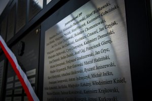 fragment tablicy pamiątkowej z wypisanymi iminami i nazwiskami poległych policjantów