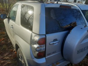 Samochód Suzuki Grad Vitara koloru srebrnego zabezpieczony przez policjantów.