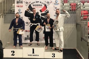 Wojciech Mazur i trzej najlepsi zawodnicy stoją na podium