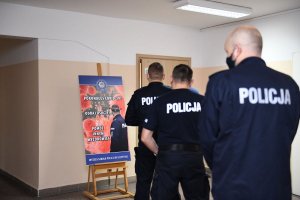 policjanci stoją w kolejce, aby oddać osocze