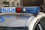 widoczny dach radiowozu a na nim belka z napisem Policja