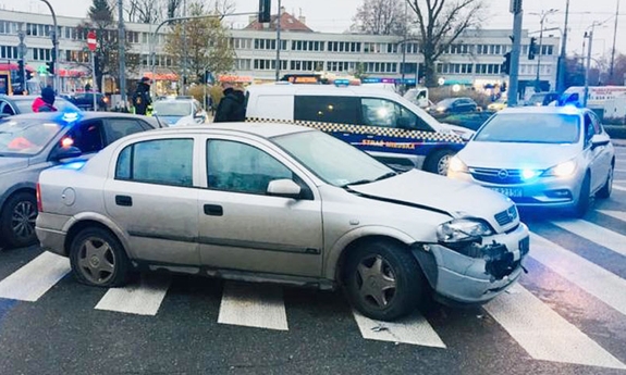 Zabezpieczony przez policjantów samochód, stojący na przejściu dla pieszych