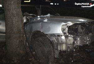 rozbity przód samochodu volvo po wypadku