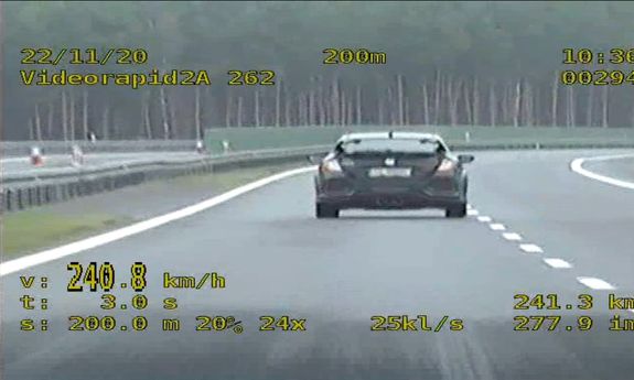 Fragment nagrania z wideorejestratora, na którym widać jak samochód jedzie z prędkością 240 km/h
