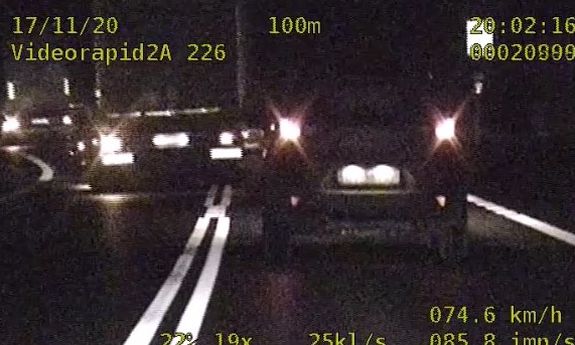 Fragment  z wideorejestratora, na którym widać jak tir wyprzedza na łuku na podwójnej ciągłej
