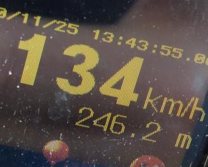 widoczny fragment daty i godzina, a poniżej prędkość 134 km/h