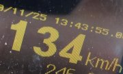 widoczny fragment daty i godzina, a poniżej prędkość 134 km/h
