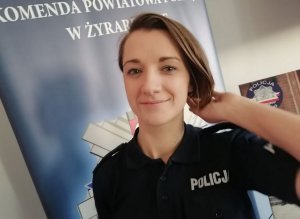 Umundurowana policjantka z obciętymi włosami