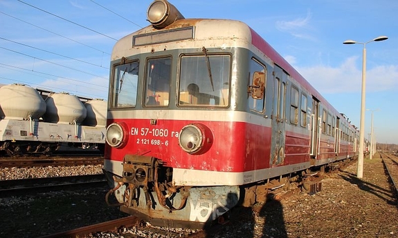 stojący pociąg i uszkodzenia w nim wyrządzone