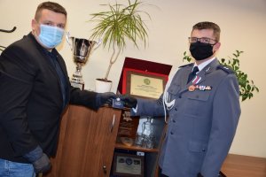 wręczenie odznaczenia w komisariacie, policjant i Prezes Policyjnego Koła HDK