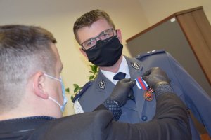 wręczenie odznaczenia w komisariacie, policjant i Prezes Policyjnego Koła HDK