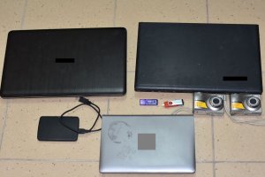 trzy laptopy, pendrive&#039;y oraz dwa aparaty fotograficzne zabezpieczone podczas przeszukania