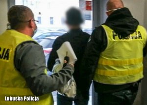 dwj policjanci prowadzą zatrzymanego mężczyznę