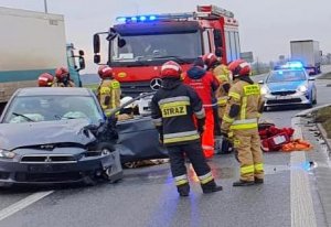 miejsce zdarzenia drogowego - straż pożarna, uszkodzone pojazdy