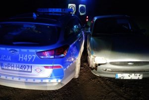 Uszkodzony po pościgu radiowóz oraz ford