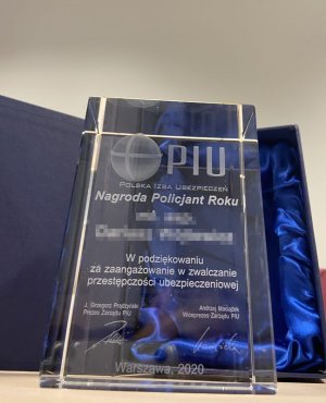 Statuetka - nagroda Policjant Roku od Polskiej Izby Ubezpieczeń w podziękowaniu za zaangażowanie w zwalczanie przestępczości ubezpieczeniowej