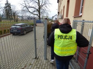 policjant i dwaj mężczyźni