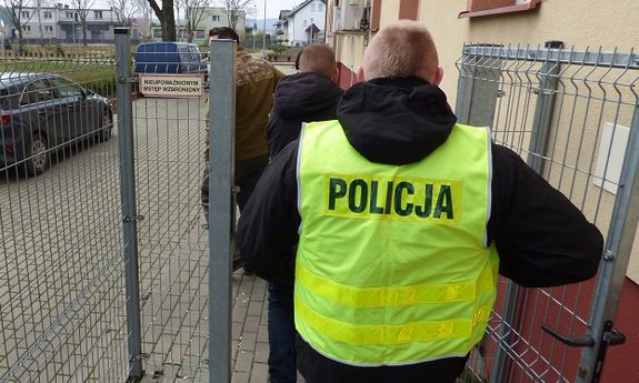 policjant i dwaj mężczyźni